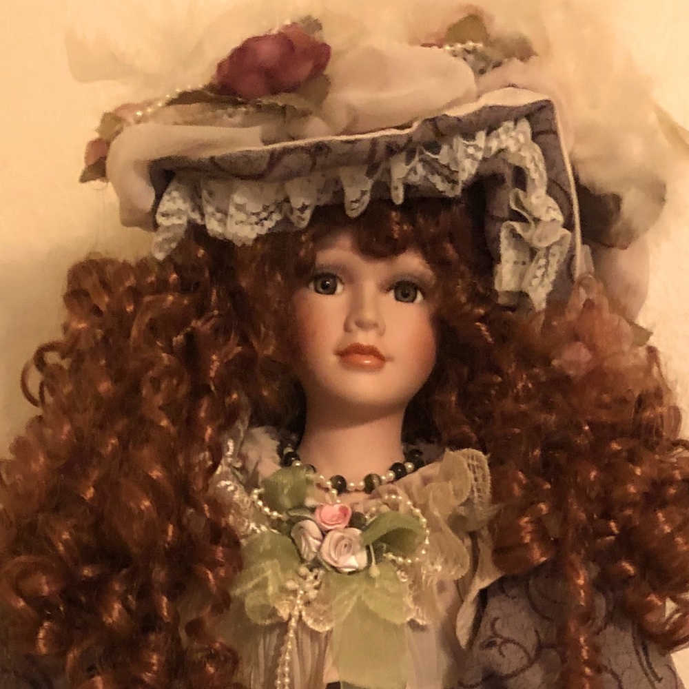 Vintage Cathay Collection Porcelain Doll in EUC - Picture 4 of 6